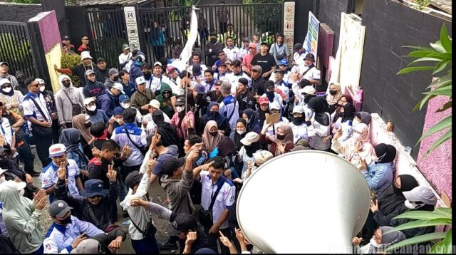 Mobil Komando Ambil Alih Aksi Buruh di PT Immortal Cosmedika Indonesia: Dari Orasi ke Goyang Solidaritas