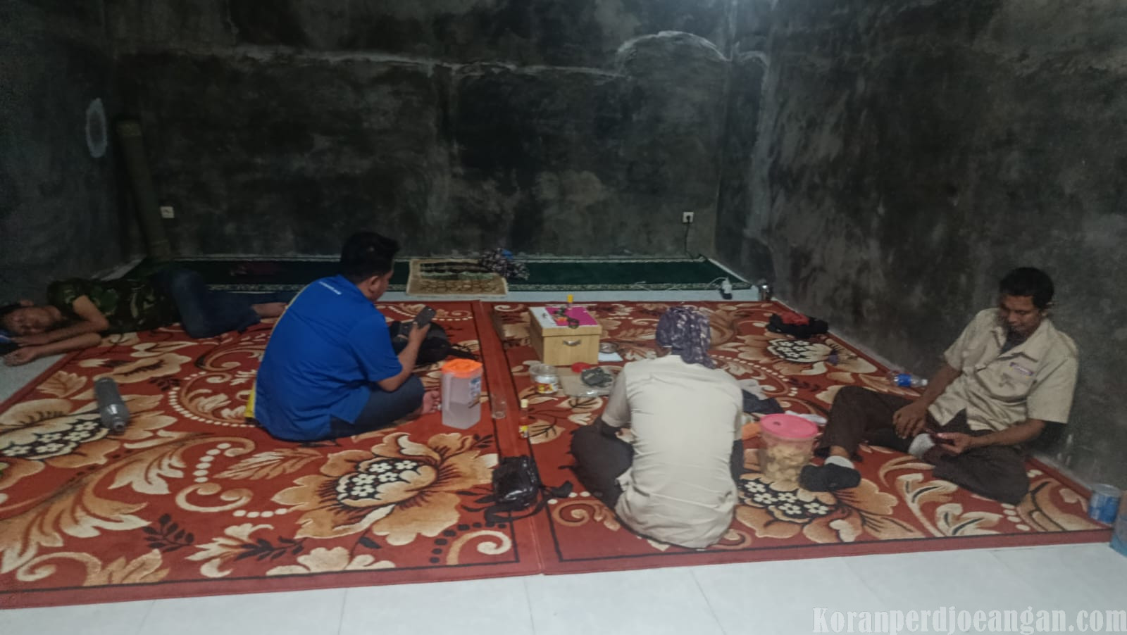 Dua Pekerja PT Indomarco Prismatama Menginap di Kantor KC FSPMI Jember Demi Keselamatan Perjalanan