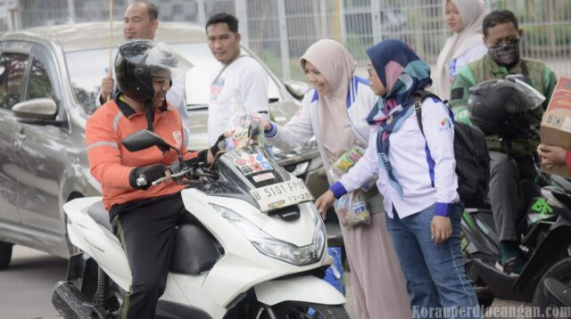 Wujud Kepedulian Sosial, Perempuan FSPMI Gelar Aksi Berbagi di Momen Jumat Berkah
