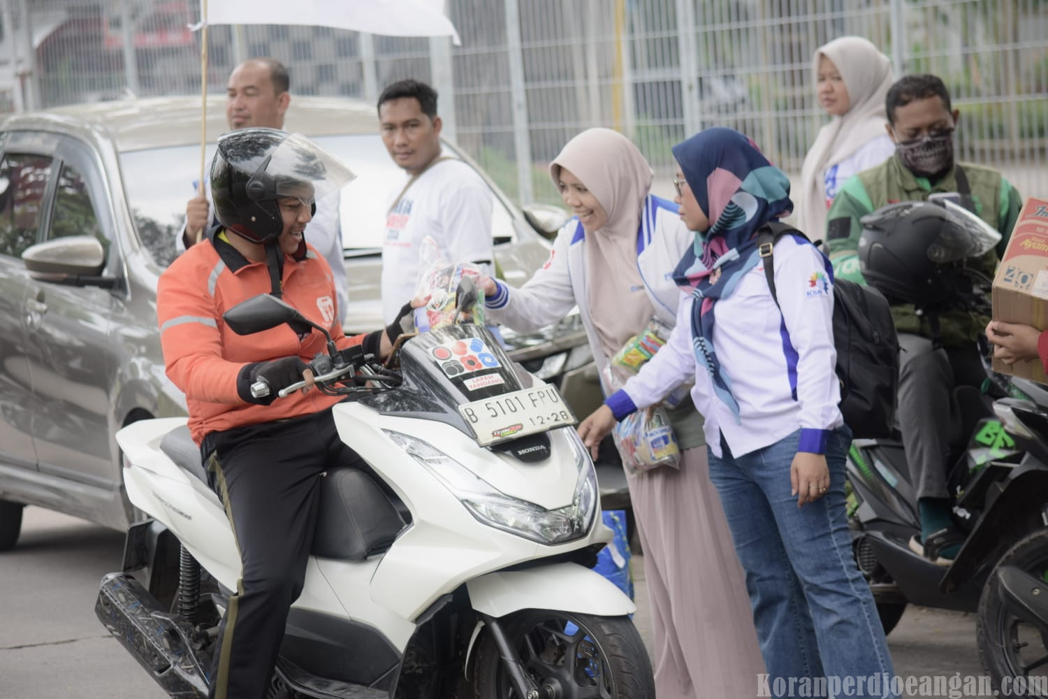 Wujud Kepedulian Sosial, Perempuan FSPMI Gelar Aksi Berbagi di Momen Jumat Berkah