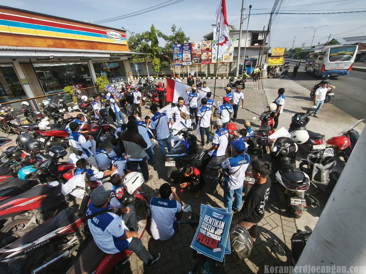 FSPMI PT Indomarco Prismatama Cabang Jombang Gelar Aksi Solidaritas di Depan Gerbang DC Indomaret