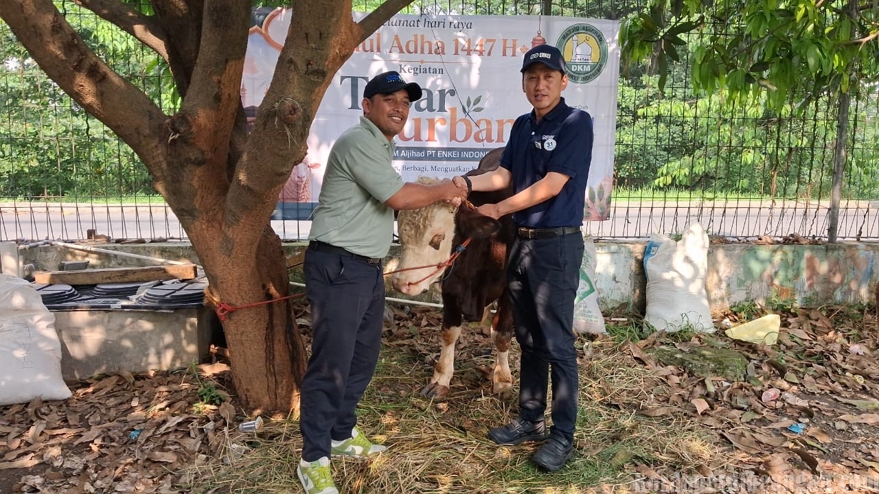 Manajemen PT. Enkei Indonesia Serahkan Sapi Kepada Panitia Qurban