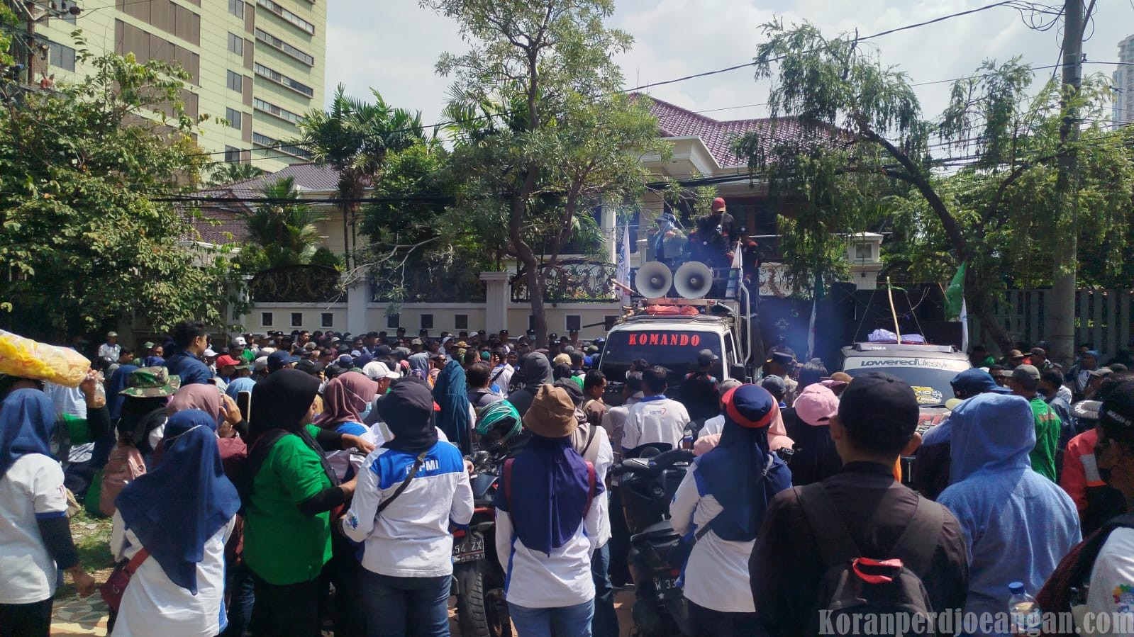 Tangis Buruh PAKERIN Pecah di Jalanan Surabaya, Hak Upah dan THR Masih Tertahan