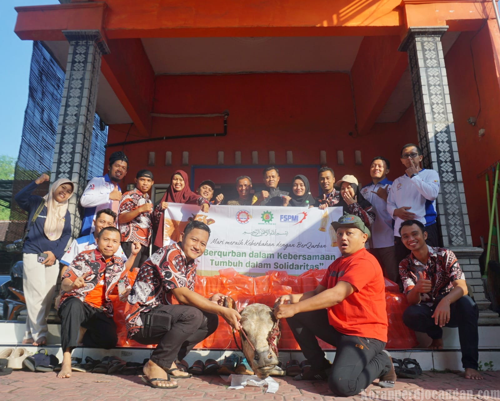 Serikat Pekerja FSPMI PT Surabaya Autocomp Indonesia Bagikan 250 Kotak Daging Kurban
