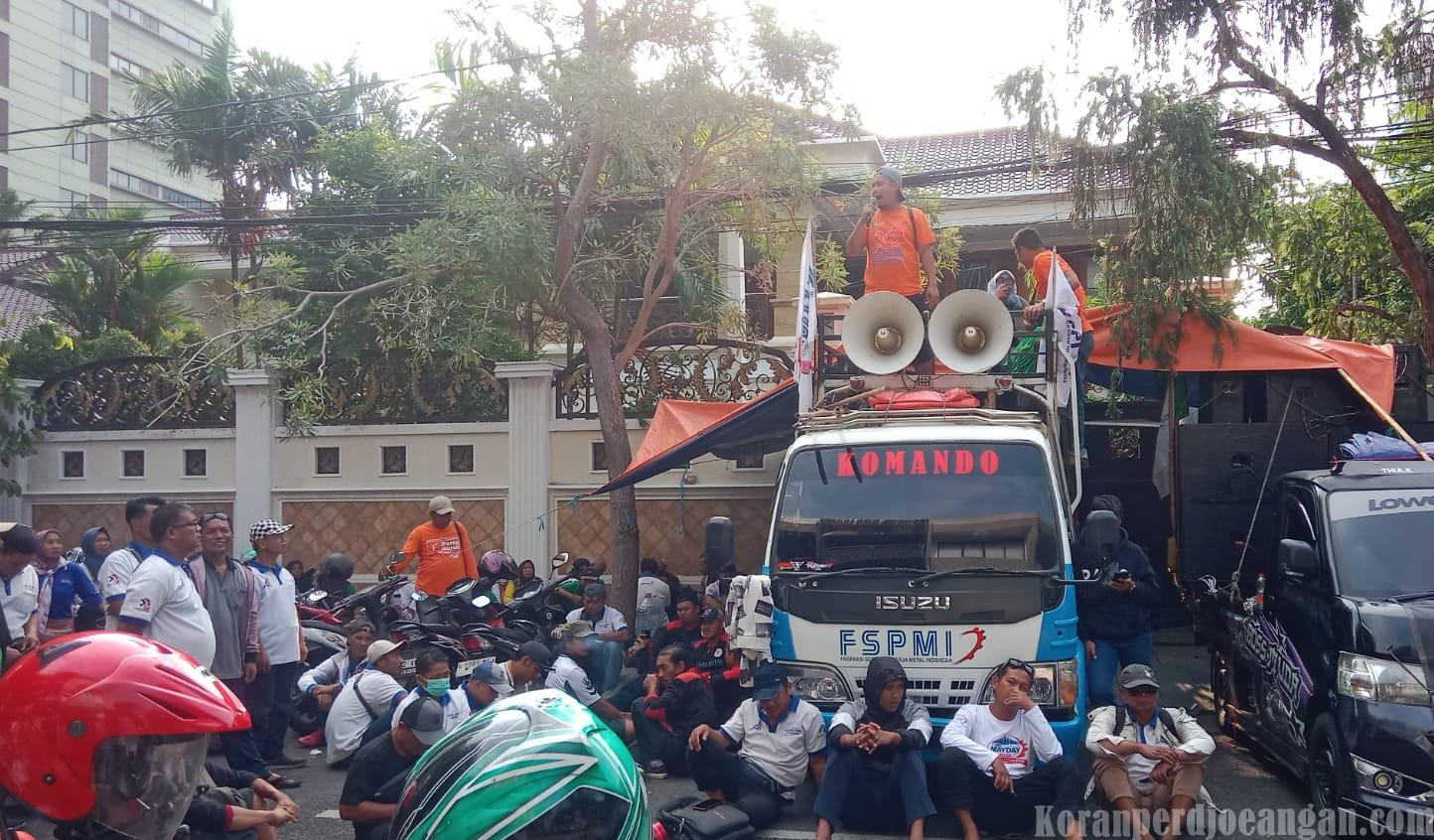 Demi Nasi di Meja Makan Keluarga, Ratusan Buruh PT PAKERIN Bertahan dalam Perjuangan