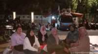 Bertahan di Tengah Dingin Malam, Pekerja Perempuan PT PAKERIN Tuntut Upah dan THR yang Belum Dibayarkan Bertahan di Tengah Dingin Malam, Pekerja Perempuan PT PAKERIN Tuntut Upah dan THR yang Belum Dibayarkan
