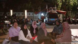 Bertahan di Tengah Dingin Malam, Pekerja Perempuan PT PAKERIN Tuntut Upah dan THR yang Belum Dibayarkan