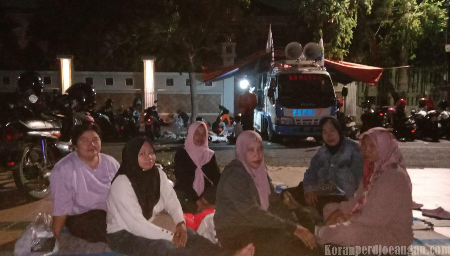 Bertahan di Tengah Dingin Malam, Pekerja Perempuan PT PAKERIN Tuntut Upah dan THR yang Belum Dibayarkan