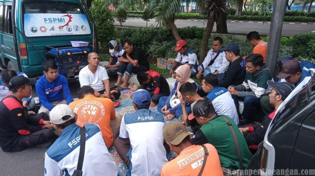 Konsolidasi di Pinggir Jalan: Ketua dan Anggota FSPMI Duduk Bersama Evaluasi Perjuangan