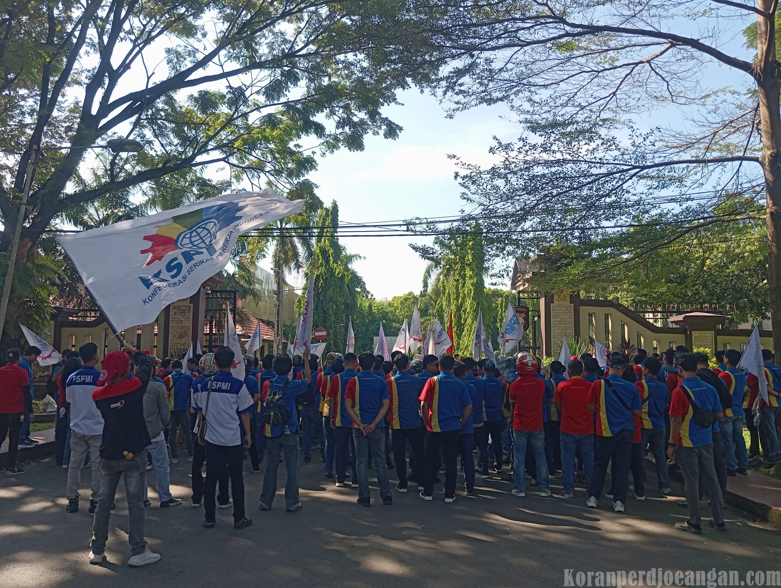 Bawa Laporan Pelanggaran Normatif Perusahaan, Sempat Diwarnai Saling Dorong Dengan Aparat