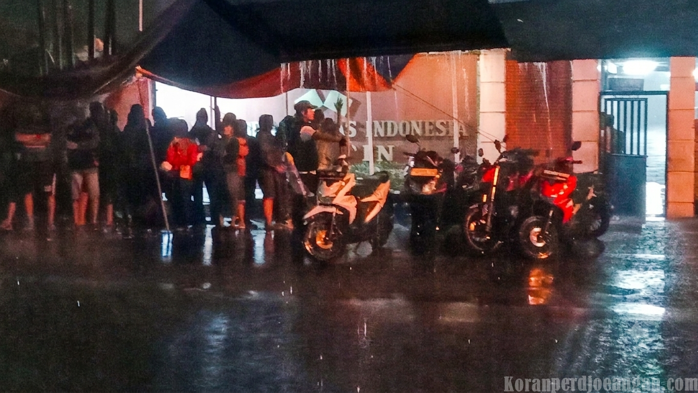Guyuran Hujan dan Air Mata Pekerja di Mojokerto: THR dan Gaji Tertahan, Aset Pabrik Diduga Digelapkan