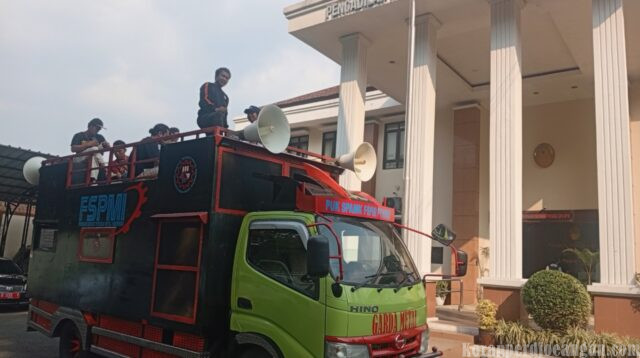 Mobil Komando FSPMI Kuasai Halaman PTUN Bandung, Kawal Sidang Gugatan UMSK Jabar 2026