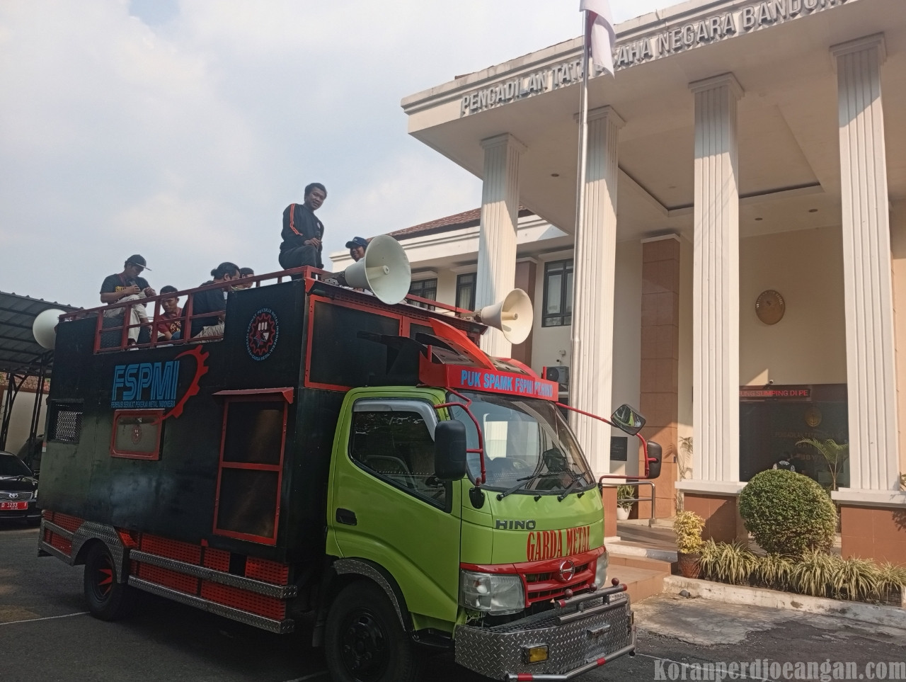 Mobil Komando FSPMI Kuasai Halaman PTUN Bandung, Kawal Sidang Gugatan UMSK Jabar 2026