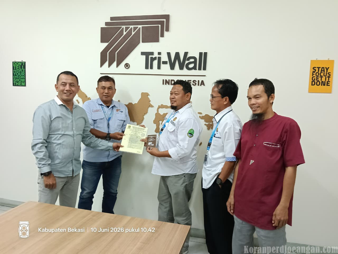 Manajemen dan Serikat Pekerja FSPMI PT. Tri-Wall Indonesia Tanda Tangani PKB