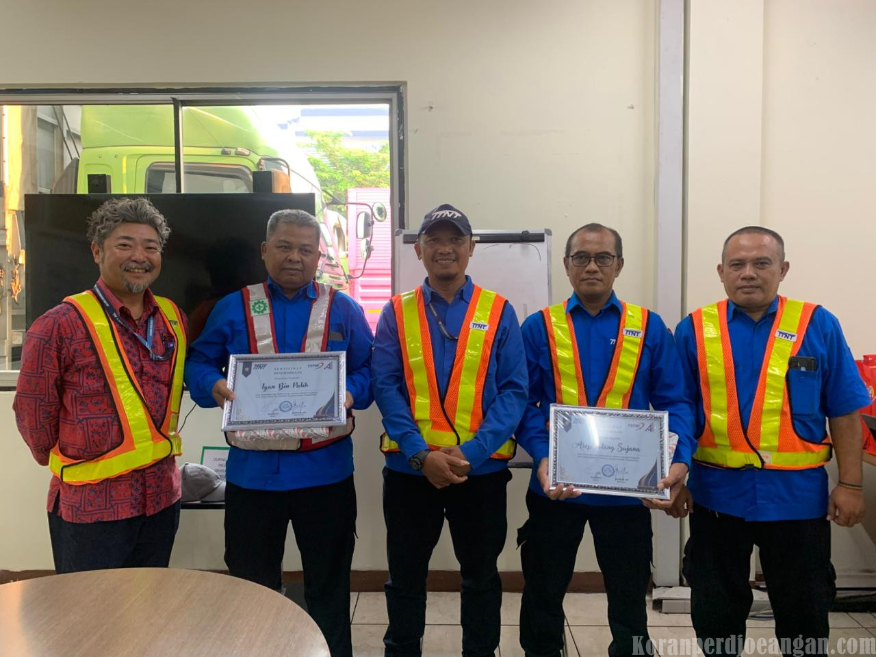 Dua Karyawan Masuki Usia Pensiun, PT. TTNT Gelar Acara Perpisahan