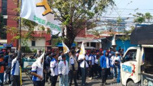 Ratusan Buruh FSPMI Kepung UPTD Pengawas Ketenagakerjaan Karawang Tuntut Tindak Tegas PT. WSU