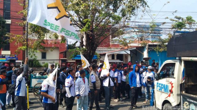 Ratusan Buruh FSPMI Kepung UPTD Pengawas Ketenagakerjaan Karawang Tuntut Tindak Tegas PT. WSU