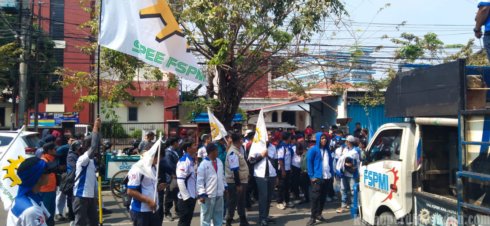 Ratusan Buruh FSPMI Kepung UPTD Pengawas Ketenagakerjaan Karawang Tuntut Tindak Tegas PT. WSU