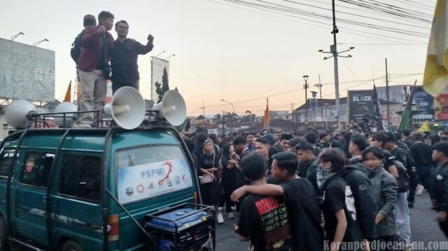 Dari Iuran Buruh Untuk Perjuangan Rakyat: Mokom FSPMI Kawal Aksi Mahasiswa di DPRD Jember