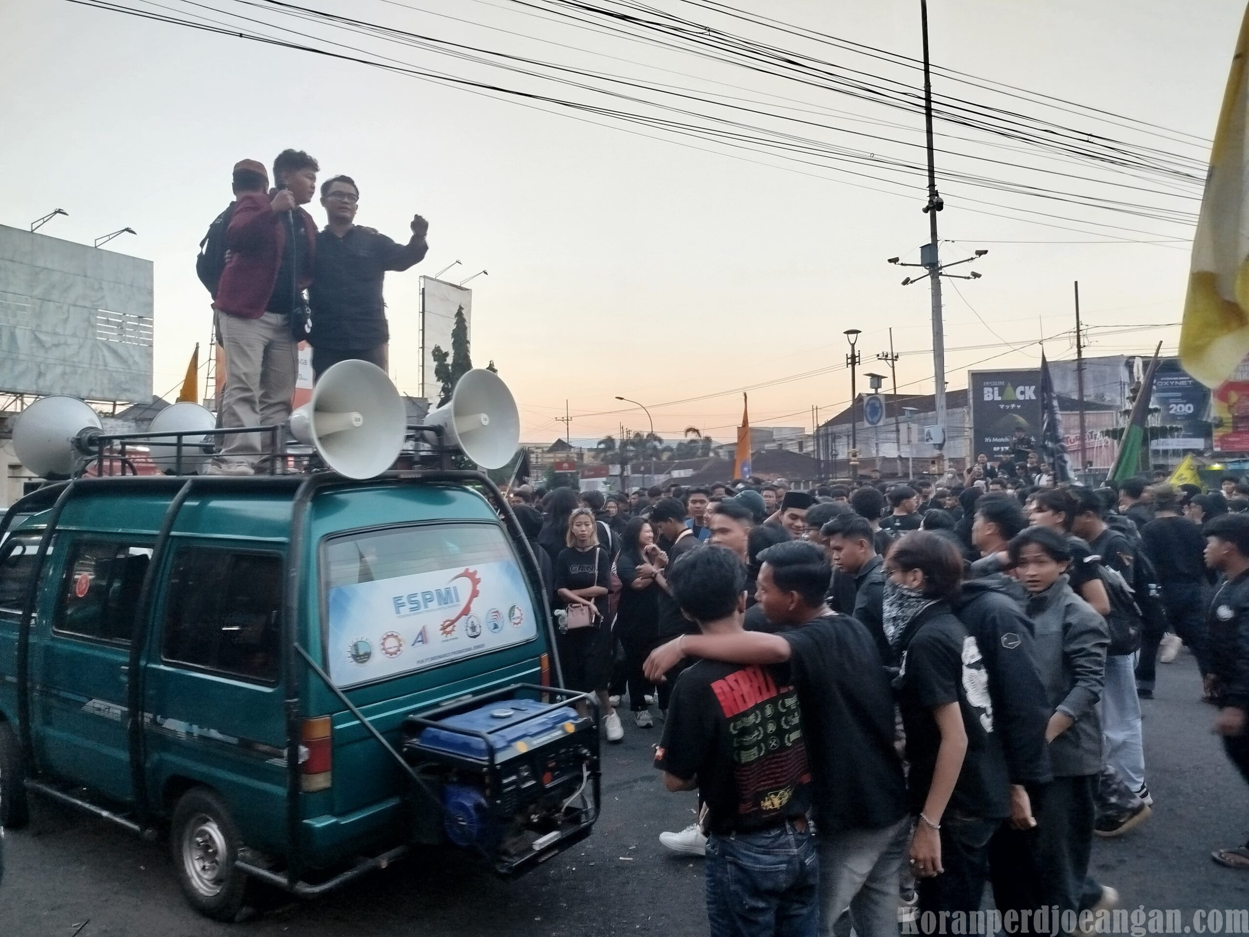 Dari Iuran Buruh Untuk Perjuangan Rakyat: Mokom FSPMI Kawal Aksi Mahasiswa di DPRD Jember