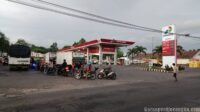 Antrean Panjang Pertalite di SPBU Kertosari Pakusari, Pengguna Motor Kecil Keluhkan Pelayanan