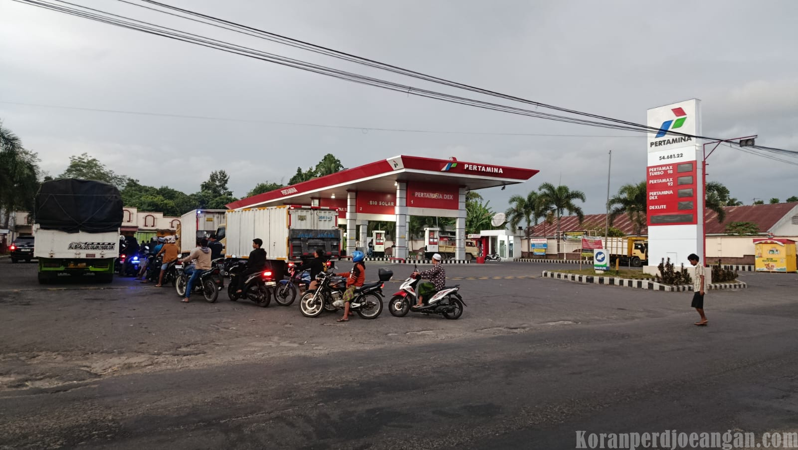 Antrean Panjang Pertalite di SPBU Kertosari Pakusari, Pengguna Motor Kecil Keluhkan Pelayanan
