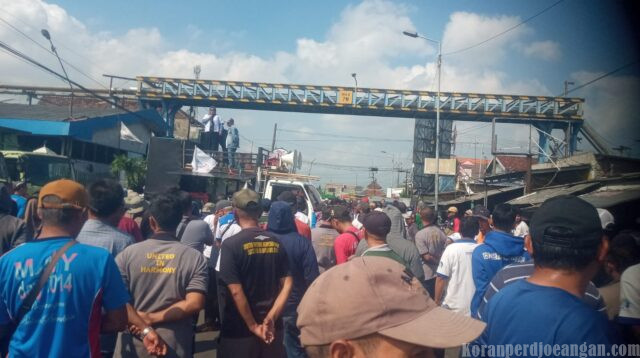 Kami Tak Memblokade, Justru Mereka, Ribuan Buruh FSPMI Kepung PT Pakerin, Truk Raksasa Halangi Akses di Tengah Tuntutan THR dan Upah