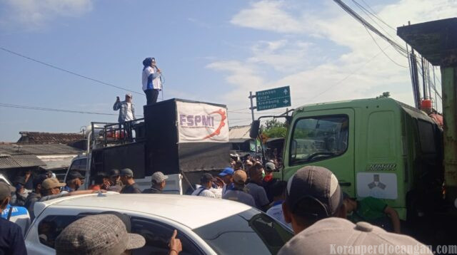 Tuntut Gaji dan THR, Karyawan PT Pakerin Tutup Jalur Krian Mojosari
