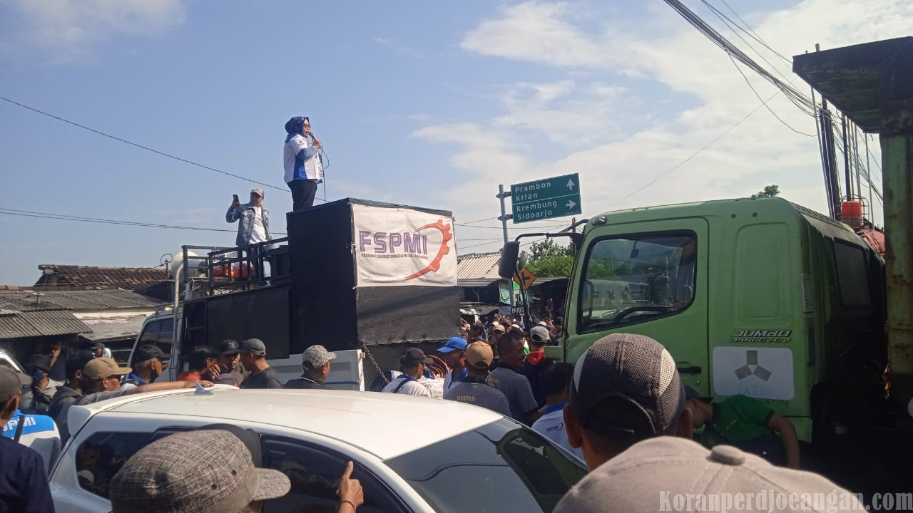 Tuntut Gaji dan THR, Karyawan PT Pakerin Tutup Jalur Krian Mojosari