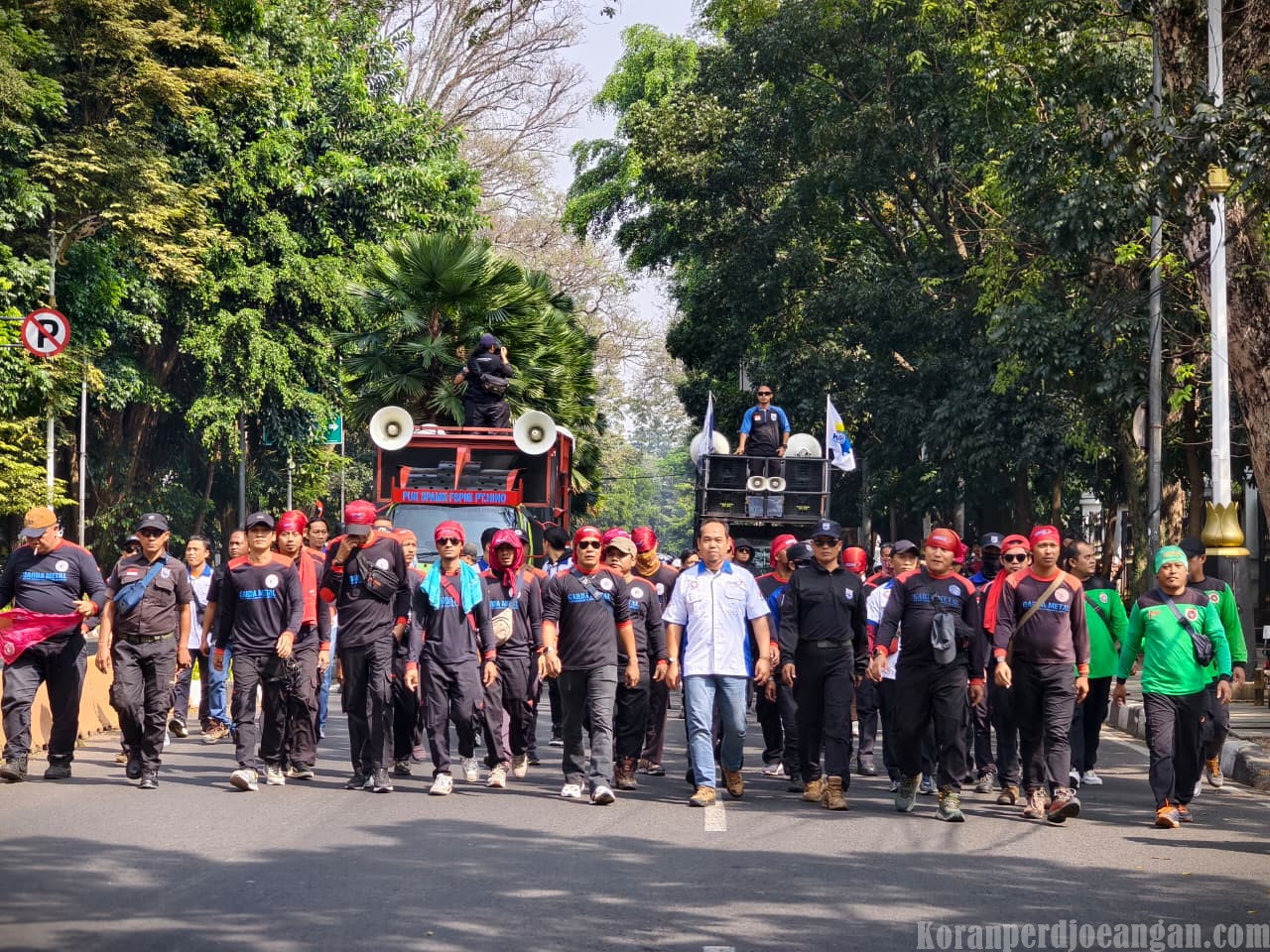 Massa Buruh Gugat UMSK 2026 di PTUN Bandung : Jabar Hebat, Hebatnya Dimana?