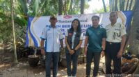 Wujud Kepedulian, Komunitas Satu Mimpi Bersama SPAI FSPMI Surabaya Bagikan Puluhan Paket Sembako untuk Buruh
