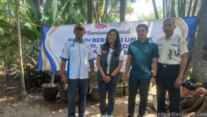 Wujud Kepedulian, Komunitas Satu Mimpi Bersama SPAI FSPMI Surabaya Bagikan Puluhan Paket Sembako untuk Buruh