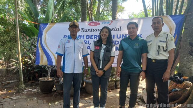 Wujud Kepedulian, Komunitas Satu Mimpi Bersama SPAI FSPMI Surabaya Bagikan Puluhan Paket Sembako untuk Buruh