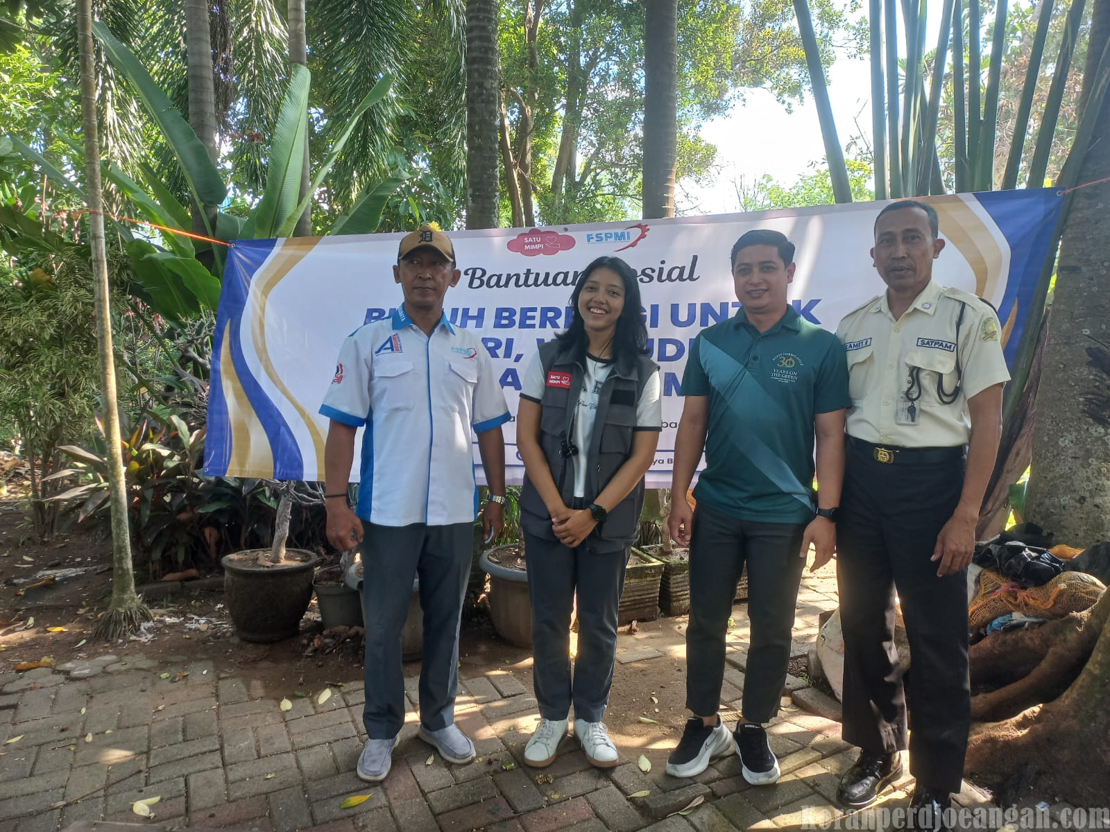 Wujud Kepedulian, Komunitas Satu Mimpi Bersama SPAI FSPMI Surabaya Bagikan Puluhan Paket Sembako untuk Buruh