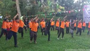 Ketika Bapak-bapak PT Hino Motors Manufacturing Indonesia Senam Pagi