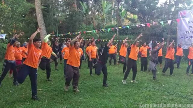 Ketika Bapak-bapak PT Hino Motors Manufacturing Indonesia Senam Pagi