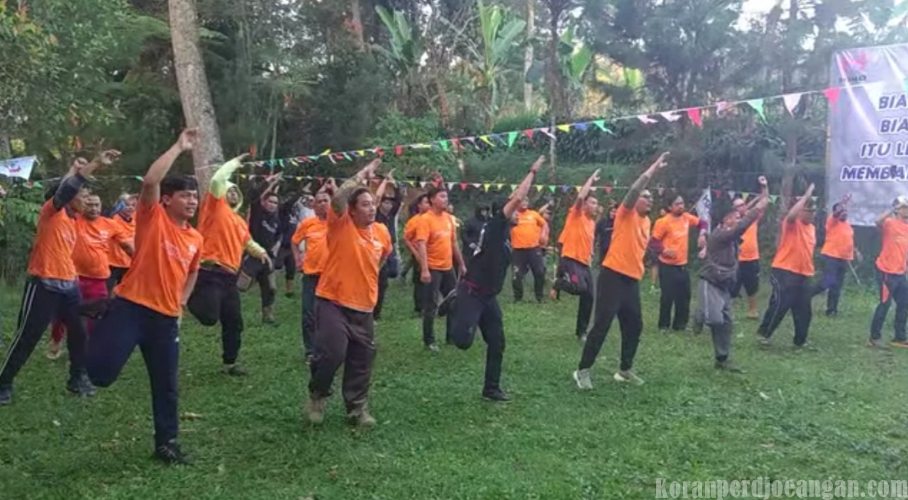 Ketika Bapak-bapak PT Hino Motors Manufacturing Indonesia Senam Pagi