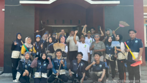 Semangat Gotong Royong Mahasiswa KKN UBP Karawang Bersama Warga Mekarmaya Gelar Jumat Bersih