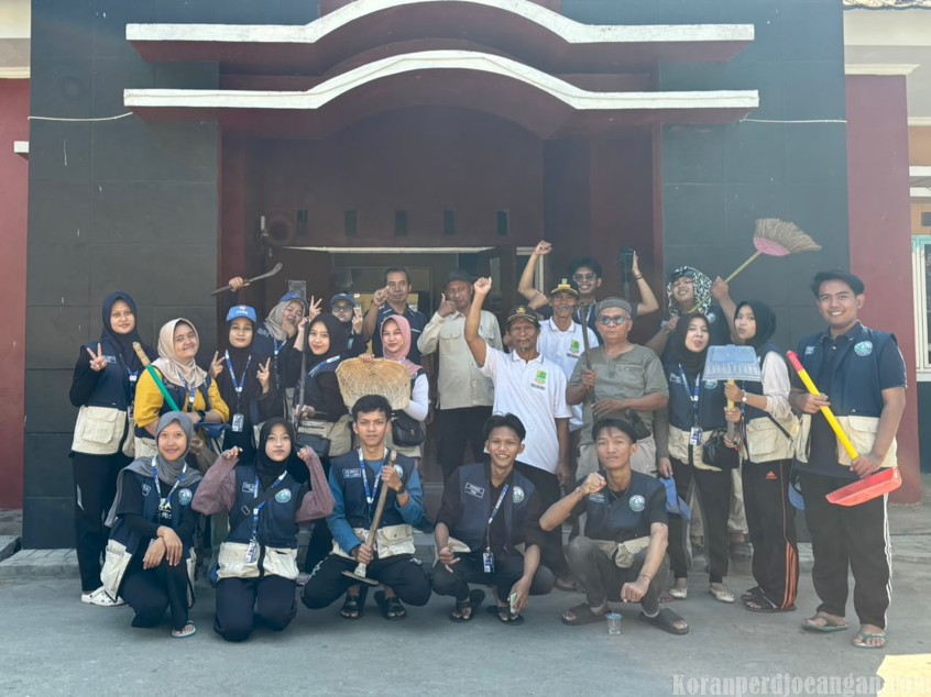 Semangat Gotong Royong Mahasiswa KKN UBP Karawang Bersama Warga Mekarmaya Gelar Jumat Bersih