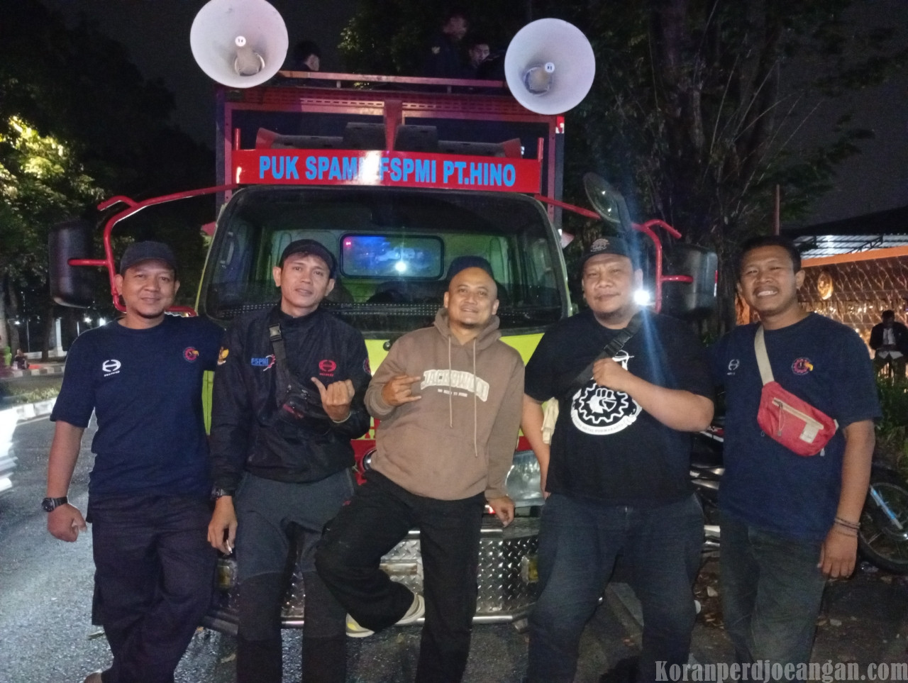 Buruh FSPMI Bermalam di Depan PTUN Bandung, Siap Kawal Sidang Gugatan UMSK Jabar 2026