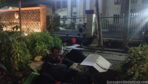 Tidur Beralaskan Kardus Demi UMSK 2026, Pengorbanan Buruh FSPMI Jabar Mengawal Keadilan di PTUN Bandung