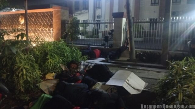 Tidur Beralaskan Kardus Demi UMSK 2026, Pengorbanan Buruh FSPMI Jabar Mengawal Keadilan di PTUN Bandung