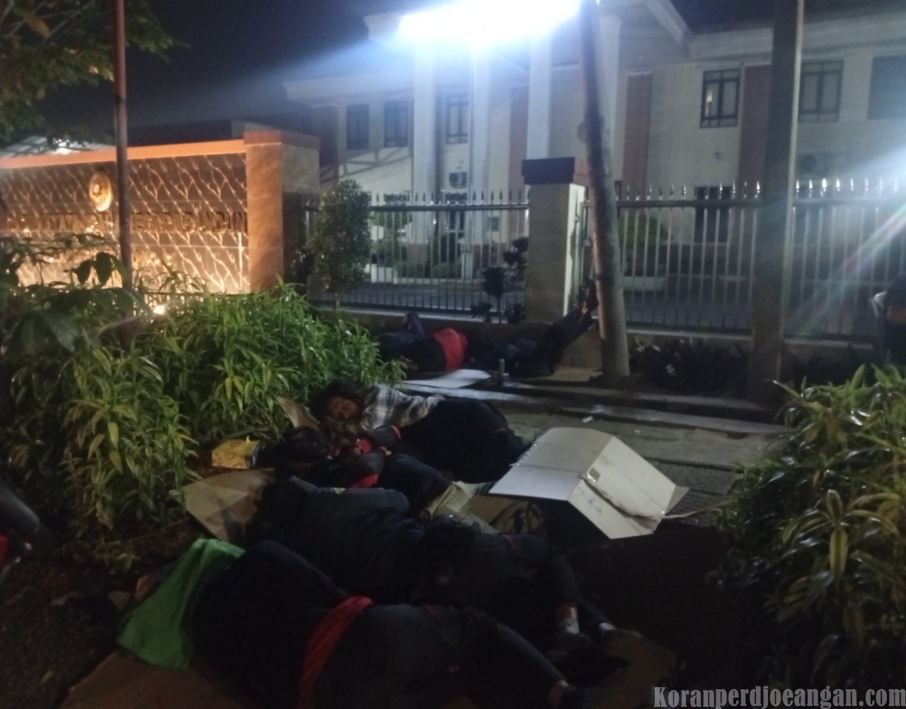 Tidur Beralaskan Kardus Demi UMSK 2026, Pengorbanan Buruh FSPMI Jabar Mengawal Keadilan di PTUN Bandung
