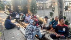 Ketua FSPMI Purwakarta Di Aksi Pengawalan Sidang UMSK Jabar: Penyelesaian Melalui Jalur Hukum Bukanlah Kemenangan yang Paling Ideal