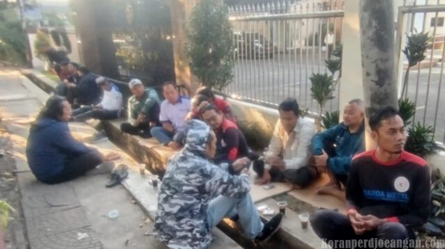Ketua FSPMI Purwakarta Di Aksi Pengawalan Sidang UMSK Jabar: Penyelesaian Melalui Jalur Hukum Bukanlah Kemenangan yang Paling Ideal