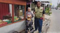 Ketua JARETA Depok Santuni Pedagang Nasi Uduk Lansia, Soroti Beratnya Beban Hidup Rakyat Kecil