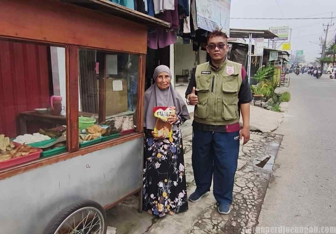 Ketua JARETA Depok Santuni Pedagang Nasi Uduk Lansia, Soroti Beratnya Beban Hidup Rakyat Kecil