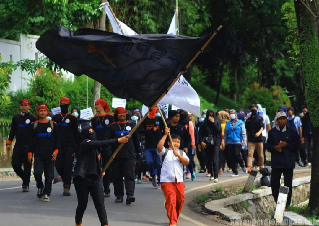 Menelusuri Jejak Gerakan Buruh Indonesia: Kisah Para Martir yang Terlupakan