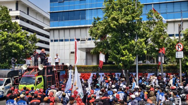 Ribuan Buruh Jawa Barat Datangi Kemendagri, Desak Mendagri Tegakkan Putusan PTUN UMSK 2026