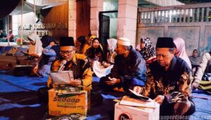 Hari Ketiga, Buruh PT Pakerin Mengadu pada Tuhan Di Depan Gerbang Perusahaan